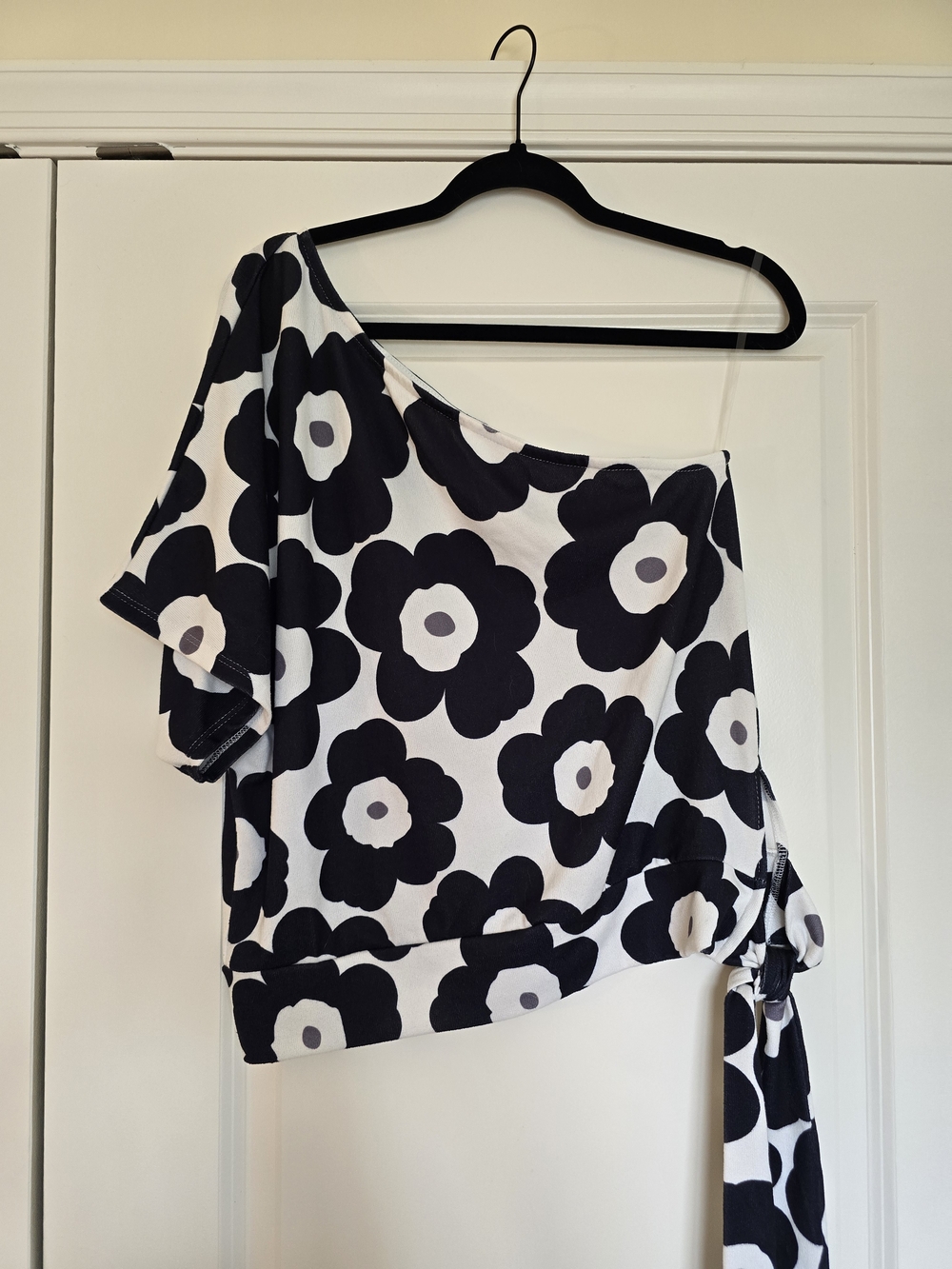 BiBi Black & White One-Shoulder Floral Tie-Hem Crop Top